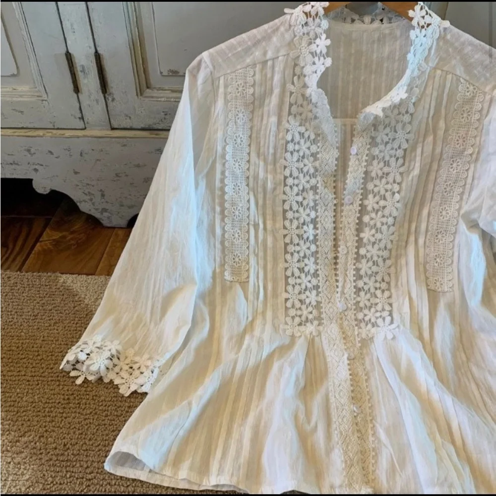 Vici White Floral Embroidered Blouse - Picture 3 of 11